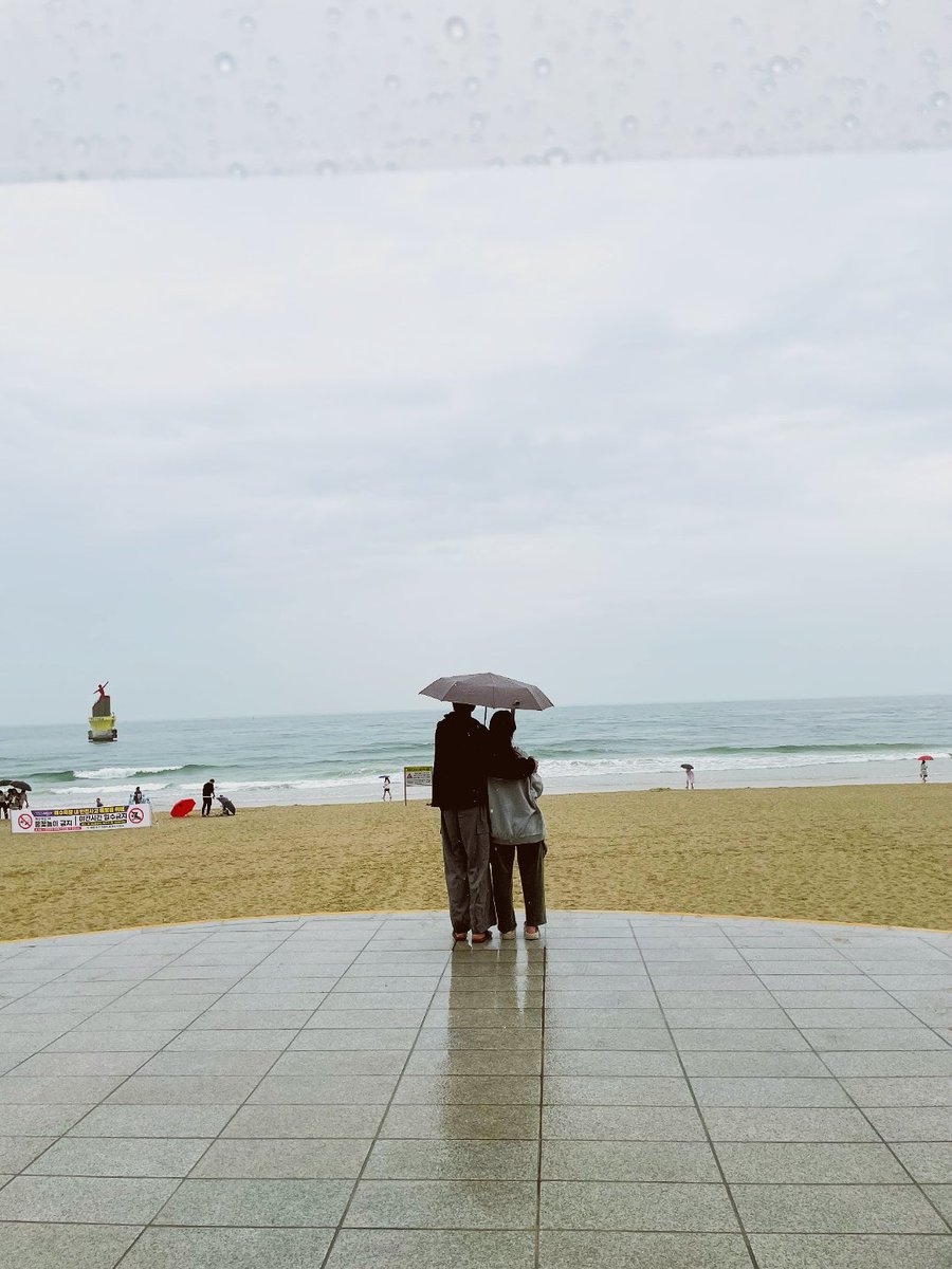 saltkyy's tweet photo. 우산 잘 챙겨다니자요. https://t.co/wQeF1gFly6