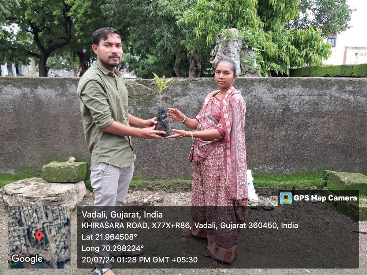 “એક પેડ માં કે નામ”વડાળી ગ્રામ પંચાયત તથા મિત્રોના સાથ સહકાર થી  આજરોજ  ગ્રામજનને 100 ફળાવ રોપા ફ્રી માં વિતરણ કર્યા તથા. પ્રા. શાળા સામે કંપાઉન્ડ તથા આંગણવાડી માં વૃક્ષો વાવવામાં આવ્યા <a href="/tdoupleta95622/">TDO UPLETA</a> <a href="/DDORAJKOT1/">District Panchayat Rajkot</a>