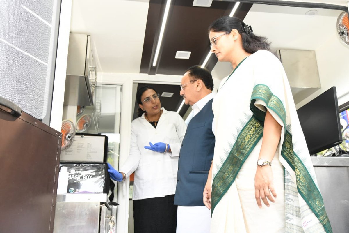 DDNewslive's tweet photo. #NewDelhi | Union Health Minister @JPNadda and MoS, @AnupriyaSPatel visit the "Food Safety on Wheels" of @fssaiindia at Vigyan Bhawan today

@MoHFW_INDIA https://t.co/TPNxv4g63U