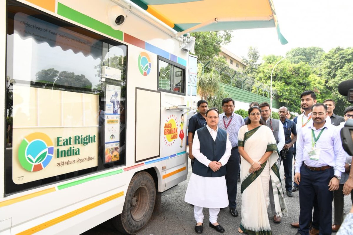 DDNewslive's tweet photo. #NewDelhi | Union Health Minister @JPNadda and MoS, @AnupriyaSPatel visit the "Food Safety on Wheels" of @fssaiindia at Vigyan Bhawan today

@MoHFW_INDIA https://t.co/TPNxv4g63U
