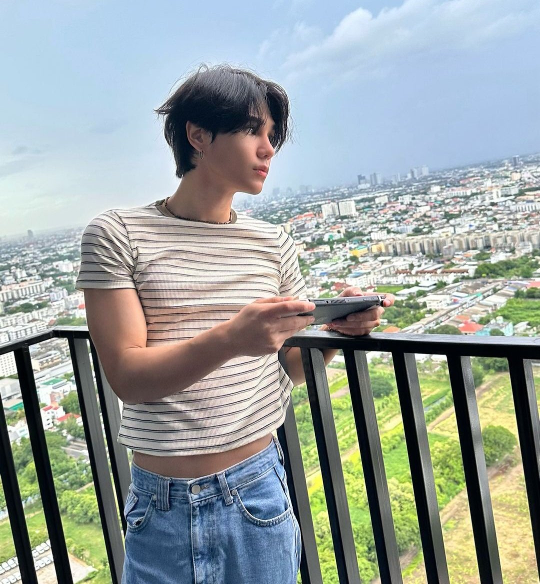 maybelips's tweet photo. "people died" and it's just crop top jeff https://t.co/foKxNzSWg7