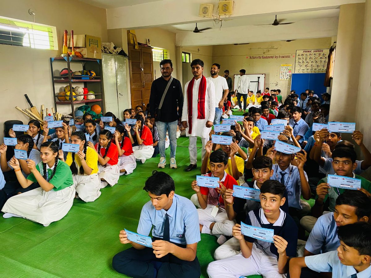 abvpmalwa_mp's tweet photo. *परिसर परिसर जाएंगे,भारत भव्य बनाएंगे🚩*
अखिल भारतीय विद्यार्थी परिषद खरगोन जिले की "कसरावद" इकाई द्वारा विद्���ालय सदस्यता अभियान चला��ा गया। जिसमे अधिक संख्या में विद्यार्थियों ने ABVP की सदस्यता ग्रहण करी।
#सदस्यता_अभियान
#join_ABVP🚩 https://t.co/0OMIqgcc5g