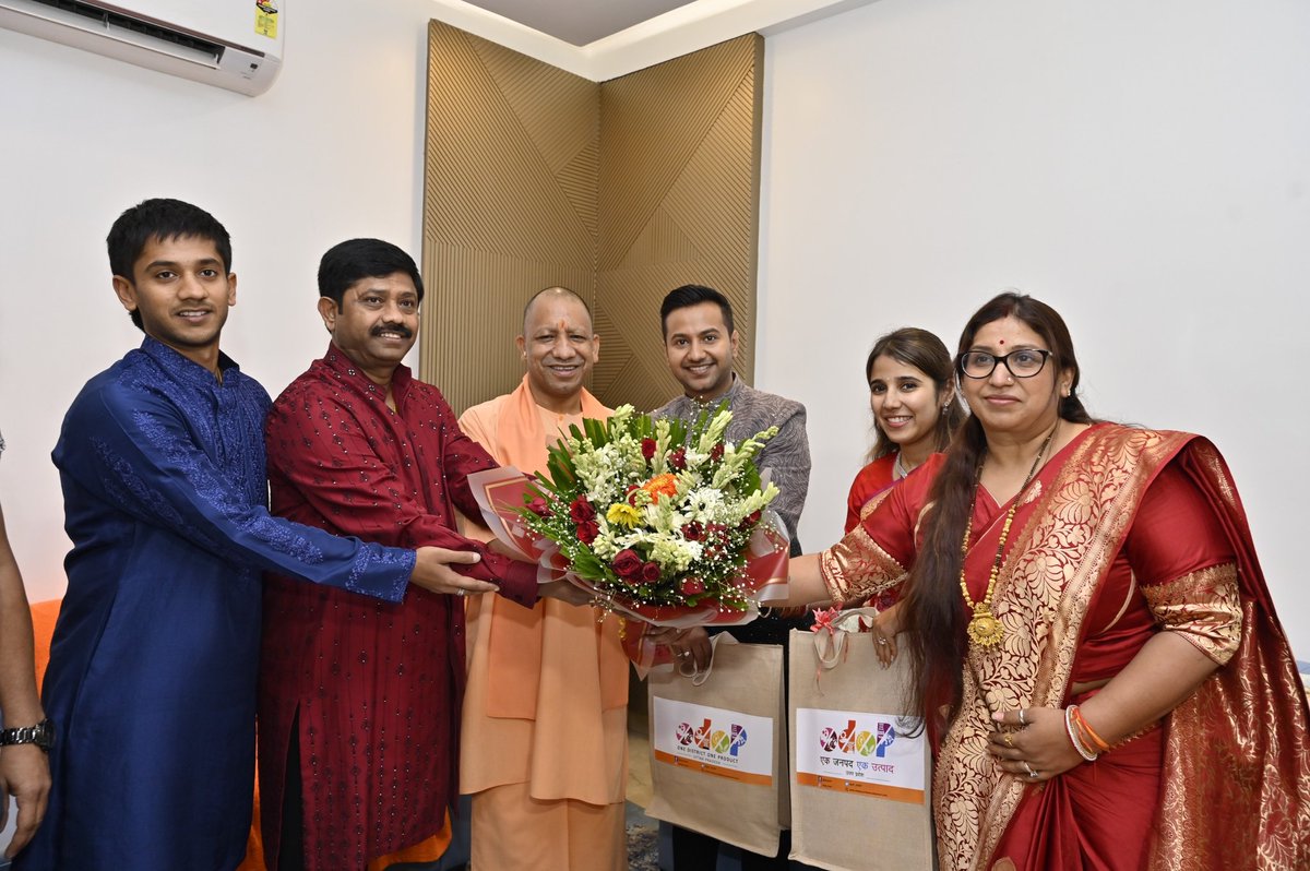 NandiGuptaBJP's tweet photo. उत्तर प्रदेश के यशस्वी कर्मयोगी मुख्यमंत्री परम आदरणीय श्री योगी आदित्यनाथ जी महाराज ने बेटे अभिषेक और कृष्निका के विवाहोपरान्त आज प्रयागराज के बहादुरगंज स्थित आवास पर पहुंचकर नव युगल को अपना बहुमूल्य आशीर्वाद दिया। 
अपने व्यस्ततम शासकीय कार्यों से समय निकाल कर एवं हमारे आग्रह को स्वीकार कर पधारने के लिए माननीय मुख्यमंत्री जी के प्रति हृदय से सपरिवार आभार ज्ञापित करता हूं।
@myogiadityanath 
#Prayagraj