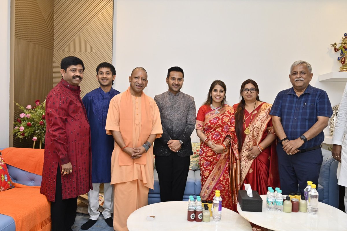 NandiGuptaBJP's tweet photo. उत्तर प्रदेश के यशस्वी कर्मयोगी मुख्यमंत्री परम आदरणीय श्री योगी आदित्यनाथ जी महाराज ने बेटे अभिषेक और कृष्निका के विवाहोपरान्त आज प्रयागराज के बहादुरगंज स्थित आवास पर पहुंचकर नव युगल को अपना बहुमूल्य आशीर्वाद दिया। 
अपने व्यस्ततम शासकीय कार्यों से समय निकाल कर एवं हमारे आग्रह को स्वीकार कर पधारने के लिए माननीय मुख्यमंत्री जी के प्रति हृदय से सपरिवार आभार ज्ञापित करता हूं।
@myogiadityanath 
#Prayagraj