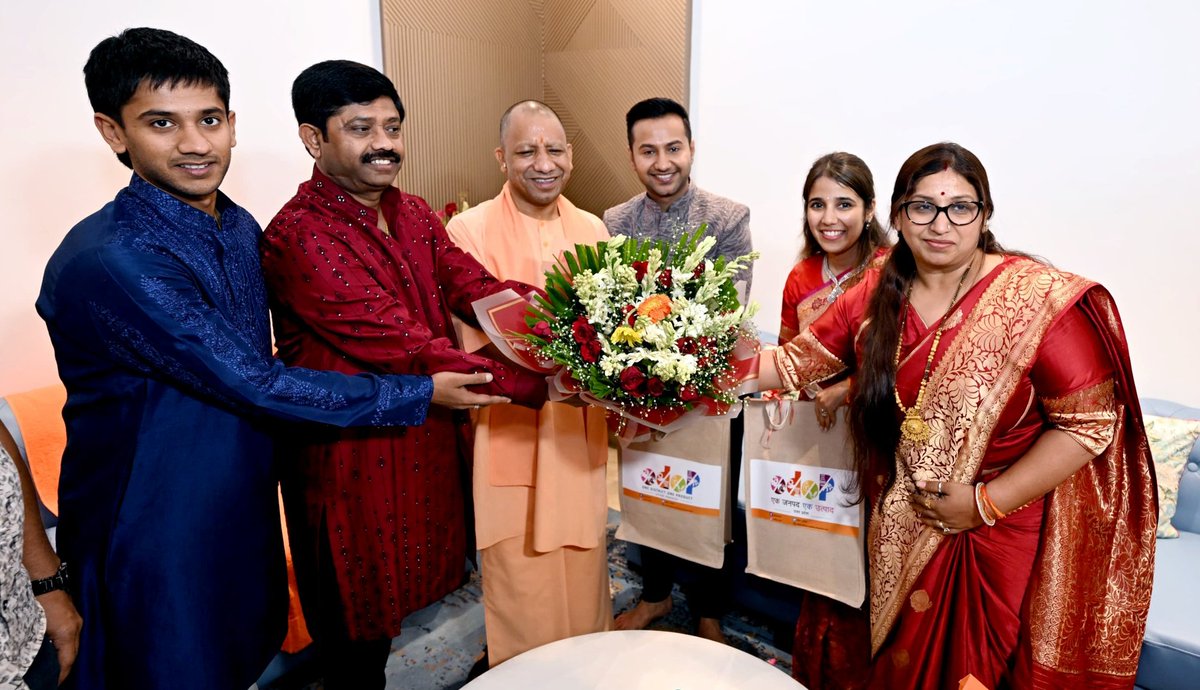 NandiGuptaBJP's tweet photo. उत्तर प्रदेश के यशस्वी कर्मयोगी मुख्यमंत्री परम आदरणीय श्री योगी आदित्यनाथ जी महाराज ने बेटे अभिषेक और कृष्निका के विवाहोपरान्त आज प्रयागराज के बहादुरगंज स्थित आवास पर पहुंचकर नव युगल को अपना बहुमूल्य आशीर्वाद दिया। 
अपने व्यस्ततम शासकीय कार्यों से समय निकाल कर एवं हमारे आग्रह को स्वीकार कर पधारने के लिए माननीय मुख्यमंत्री जी के प्रति हृदय से सपरिवार आभार ज्ञापित करता हूं।
@myogiadityanath 
#Prayagraj