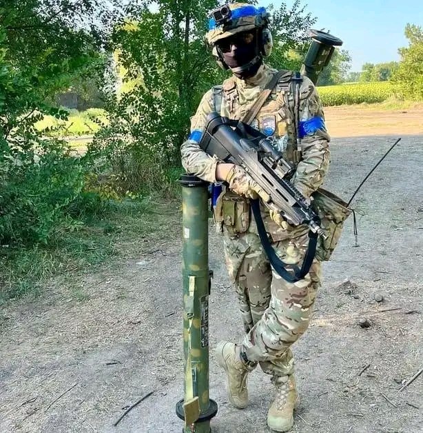 #Ukraine: From the Archives - 🇺🇦 #Ukrainian soldier armed with a #Belgian 🇧🇪 FN F2000 Tactical bullpup assault rifle.

Photo published on May 24, 2024 on Facebook.

#UkraineRussiaWar️️ #UkraineWar #Kyiv #Belgium #Kiev #guns #UkrainianArmy