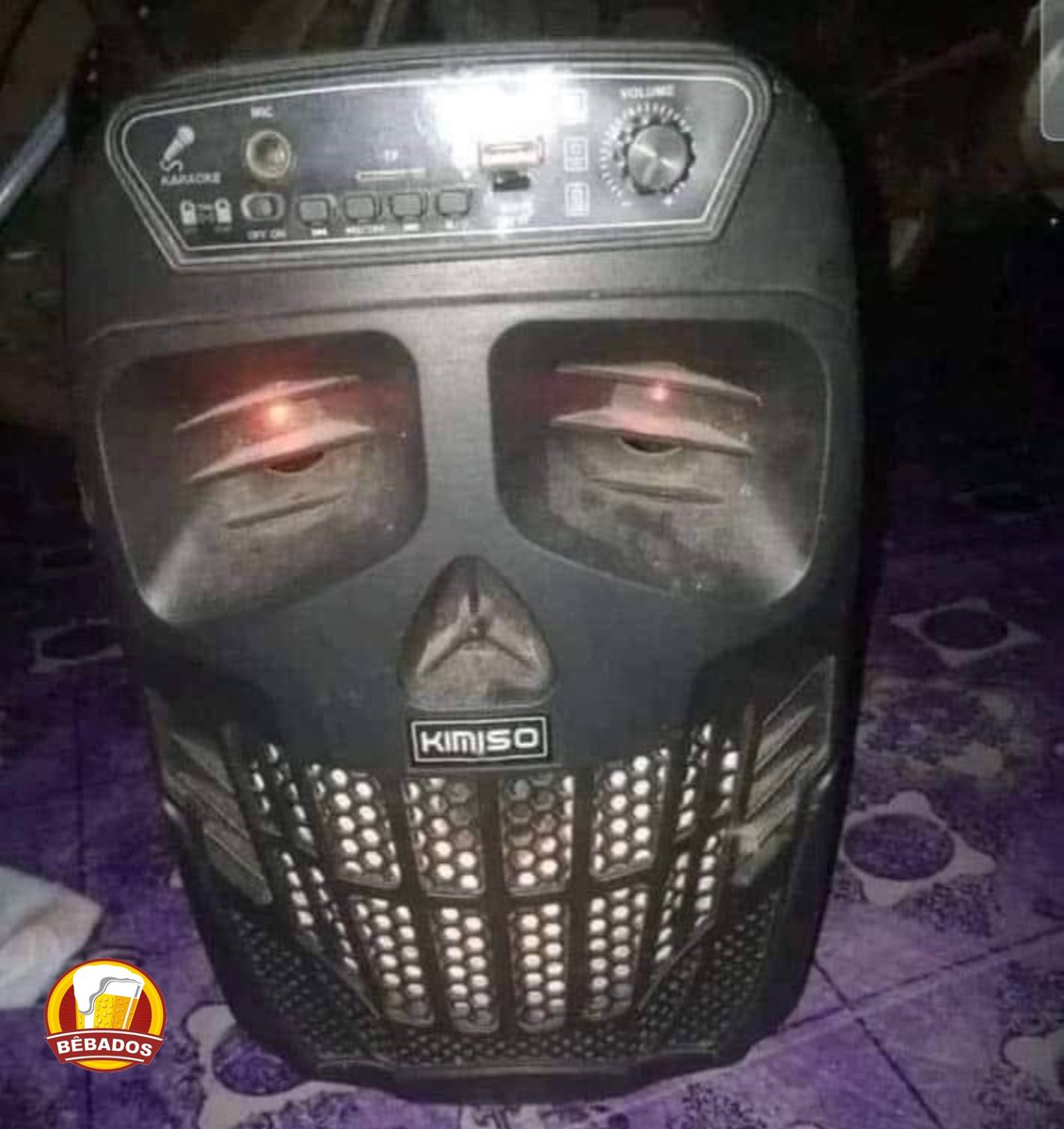 Minha caixa de som as 4 da manhã vendo eu buscar mais cerveja