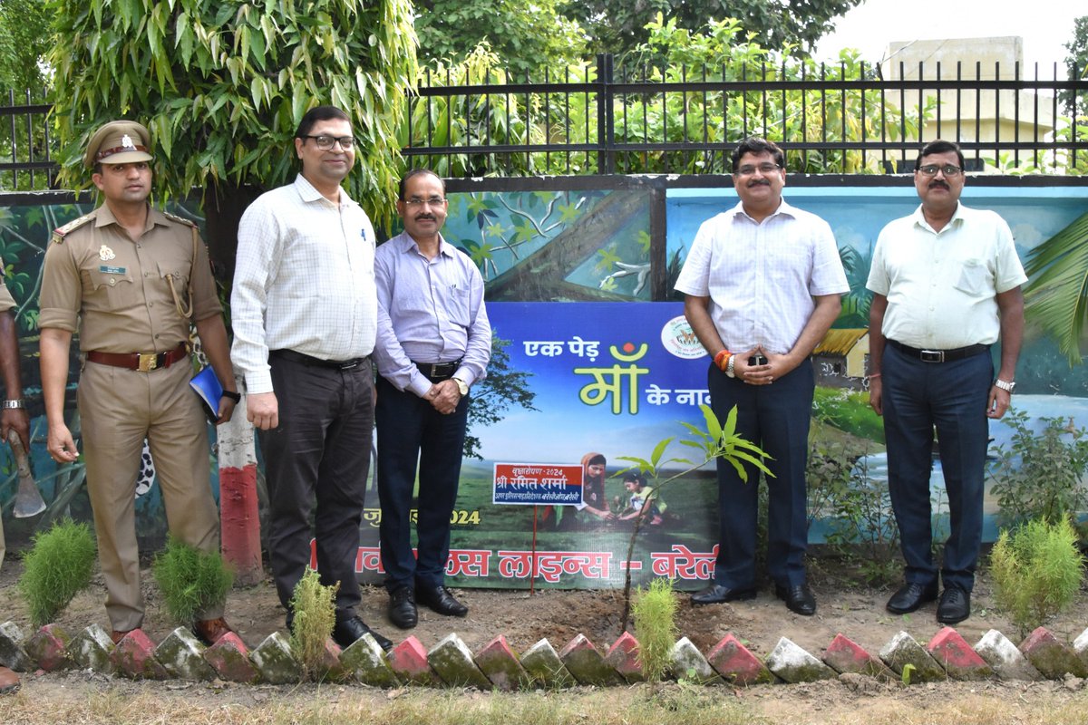 adgzonebareilly's tweet photo. 20-07-2024
बरेली
‘एक पेड़ मॉं के नाम’
‘वृक्ष लगाओ-वृक्ष बचाओ’
देश भर में चलाये जा रहे वृक्षारोपण जन अभियान-2024 के दौरान @adgzonebareilly श्री रमित शर्मा द्वारा #BareillyZone कार्यालय में वृक्षारोपण किया गया। #uppolice https://t.co/e2kxNG3x29