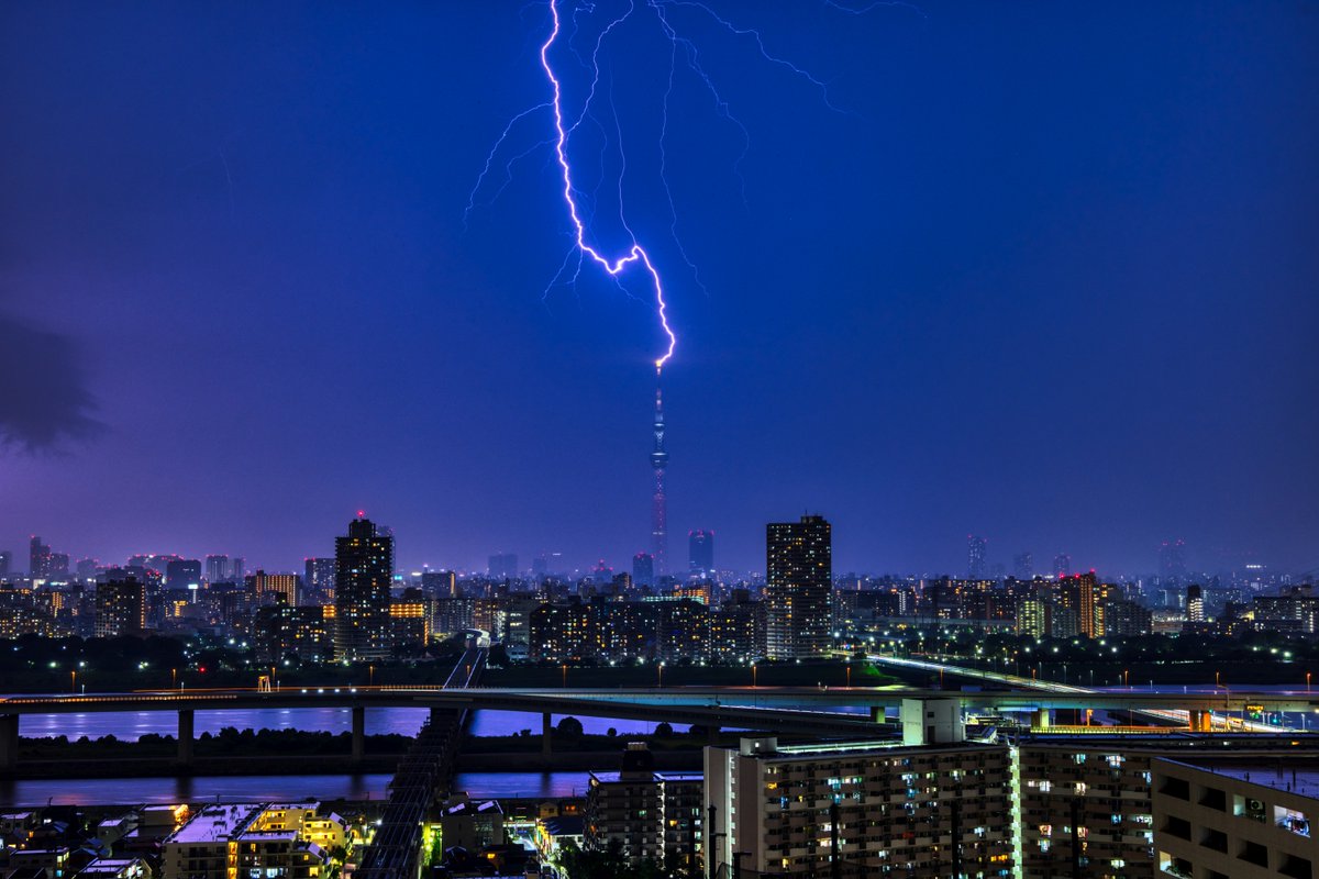 東京スカイツリーに雷が直撃！ その瞬間が撮れました。