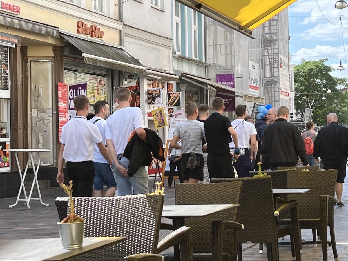 kasack15's tweet photo. Nazigruppe in der Innenstadt unterwegs. Passt auf euch auf.
#hro2007
#csdrostock https://t.co/tLix1HJTjt