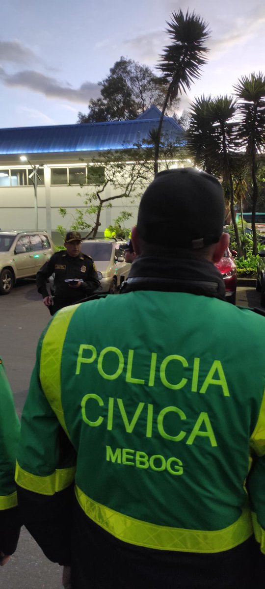 PCMMEBOGOFICIAL's tweet photo. #AEstahora, en el marco de la celebración patria, ya estamos listos apoyando los cierres viales necesarios para el paso de nuestros héroes y así mismo velando por la seguridad de todos los asistentes. Agradecemos su comprensión y apoyo en esta importante celebración para todos. https://t.co/tZSNln9TGu