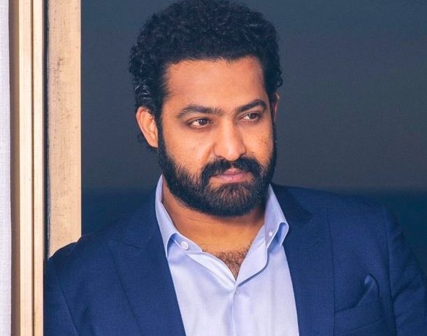 Filmy_Today's tweet image. Iroju Telchedham 🔥

Evariki Ekkuva Fans Unnaru? 

🔁 #JrNTR       ♥️ #RamCharan