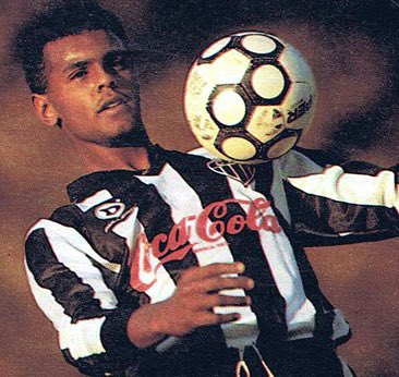 Atletico's tweet photo. O Galo lamenta profundamente o falecimento do ex-jogador Moacir, nessa madrugada (20), aos 54 anos.

Meio-campista formado no Clube, Moacir Rodrigues Santos fez 199 partidas e marcou 24 gols com nossa camisa em duas passagens. Foi três vezes campeão mineiro (1988/89/91) e conquistou a Copa Conmebol de 1992: https://t.co/CFypNSKnE9

A despedida será no Cemitério Parque Renascer, hoje, a partir das 13h na sala 2.