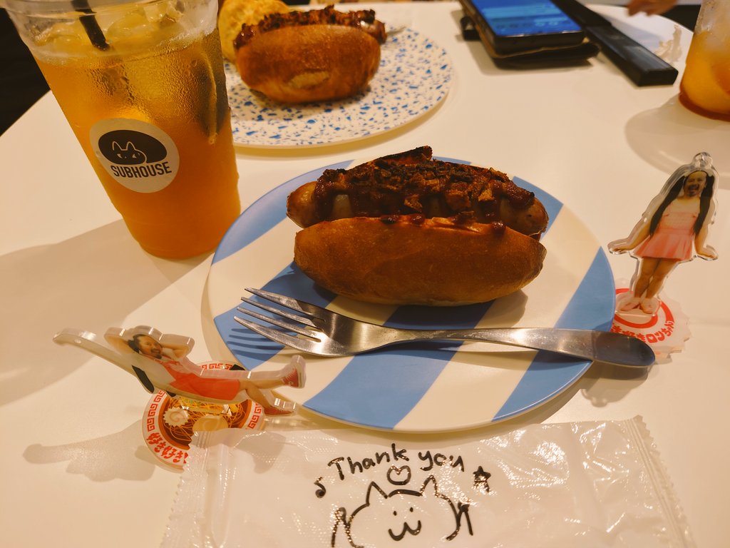 otZLU1sePkAzeqV's tweet photo. 久しぶりのSUB HOUSEさんへ🥯
今回のベーグルは、塩ピーナッツキャラメルやカマンベールラムハニーなどお持ち帰りにして、ホットドッグをイートインでいただきました🤤
#おでかけロンちゃん
#SUBHOUSE
#ベーグル
#高円寺 https://t.co/Ioxx3dTySL