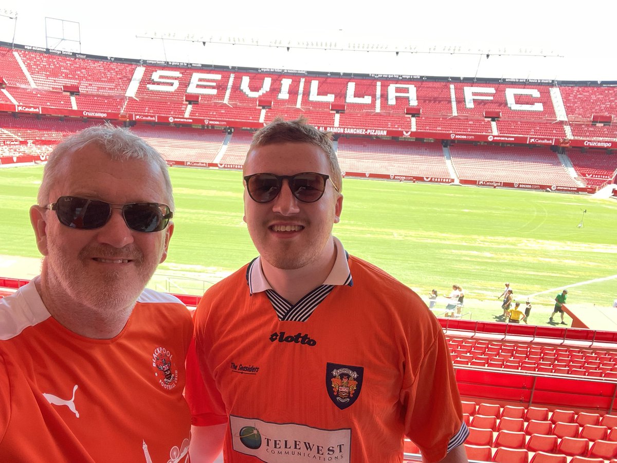 On way back from Cadiz 🍊 Rude not to! 🔴⚪️ <a href="/BlackpoolFC/">Blackpool FC</a> <a href="/SevillaFC/">Sevilla Fútbol Club</a>