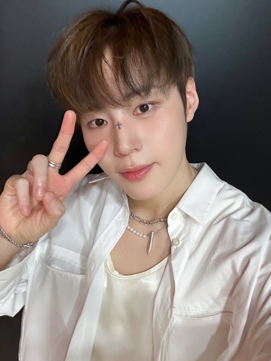 BPM_HSW's tweet image. [#하성운] 📸

240720 쇼! 음악중심 &amp;amp; 미니 팬미팅 &amp;amp; 팬사인회 완료🥧

비 오는 날에도 함께해 준 하늘들 새로운 추억의 한 페이지를 만들어줘서 고마워요😘 감기 안 걸리게 조심하고 밥 꼭 챙겨 먹고 1g도 사라지지 마.

#HASUNGWOON #Blessed