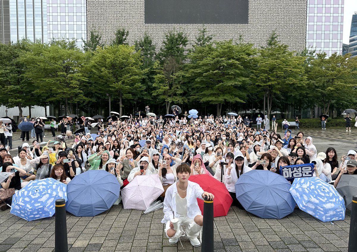 BPM_HSW's tweet image. [#하성운] 📸

240720 쇼! 음악중심 &amp;amp; 미니 팬미팅 &amp;amp; 팬사인회 완료🥧

비 오는 날에도 함께해 준 하늘들 새로운 추억의 한 페이지를 만들어줘서 고마워요😘 감기 안 걸리게 조심하고 밥 꼭 챙겨 먹고 1g도 사라지지 마.

#HASUNGWOON #Blessed