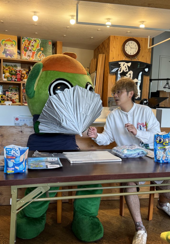 yo_tan's tweet photo. 被る傘の日除けを開いて頭に乗せるだけなのにこんなにたまらなくかわいいイッちゃん💚
#大崎さんと暑い初夏 #大崎一番太郎project30 #ride16 https://t.co/w4tykmHCCf