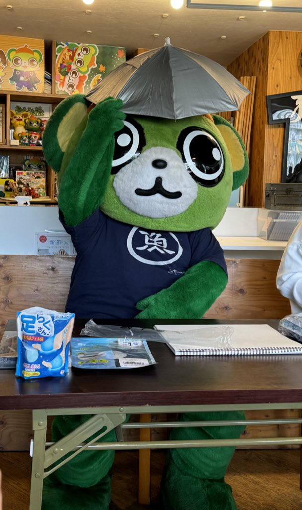 yo_tan's tweet photo. 被る傘の日除けを開いて頭に乗せるだけなのにこんなにたまらなくかわいいイッちゃん💚
#大崎さんと暑い初夏 #大崎一番太郎project30 #ride16 https://t.co/w4tykmHCCf