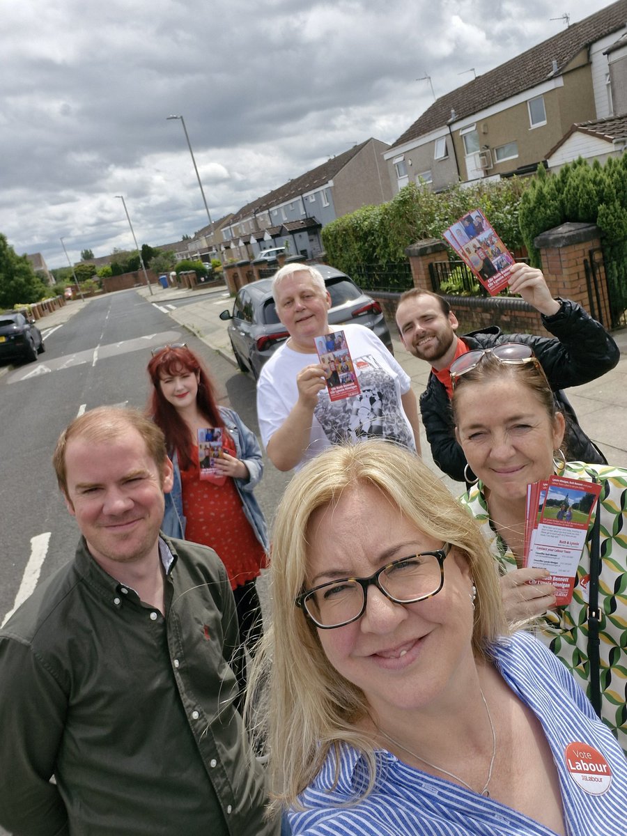 _RuthieB_'s tweet photo. 15 skips across #Hartsbourne estate,  more £5 compost bins sold to encourage home composting of green waste and fly tipping reported. 

Then onto #Netherley and huge thanks to all those who door knocked with us picking up casework and fab conversations with residents 🌹 https://t.co/nImg5BqvdD
