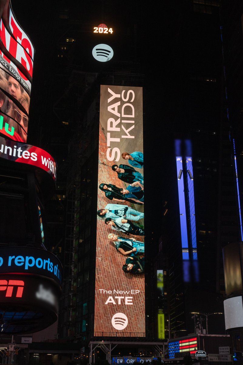 Stray_Kids's tweet photo. [스키지기]
뉴욕 타임즈 스퀘어에 등장한 빛나는 스키즈!✨
Vamos, Stray Kids is lighting up Times Square thanks to @spotify💚

Listen to "ATE" now🥠
https://t.co/OGIBDtigG0

#StrayKids #스트레이키즈
#ATE
#ChkChkBoom
#StrayKidsComeback
#YouMakeStrayKidsStay https://t.co/mustPiIAy8