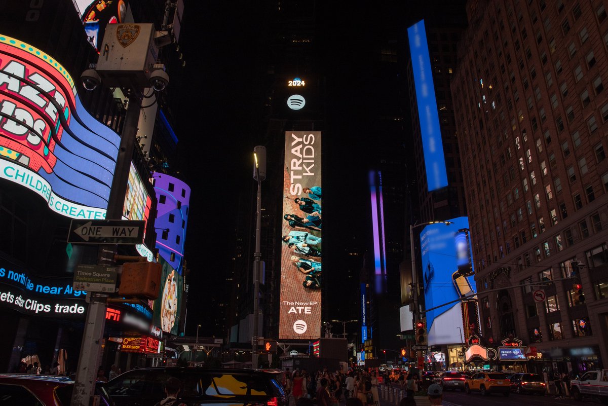 Stray_Kids's tweet photo. [스키지기]
뉴욕 타임즈 스퀘어에 등장한 빛나는 스키즈!✨
Vamos, Stray Kids is lighting up Times Square thanks to @spotify💚

Listen to "ATE" now🥠
https://t.co/OGIBDtigG0

#StrayKids #스트레이키즈
#ATE
#ChkChkBoom
#StrayKidsComeback
#YouMakeStrayKidsStay https://t.co/mustPiIAy8