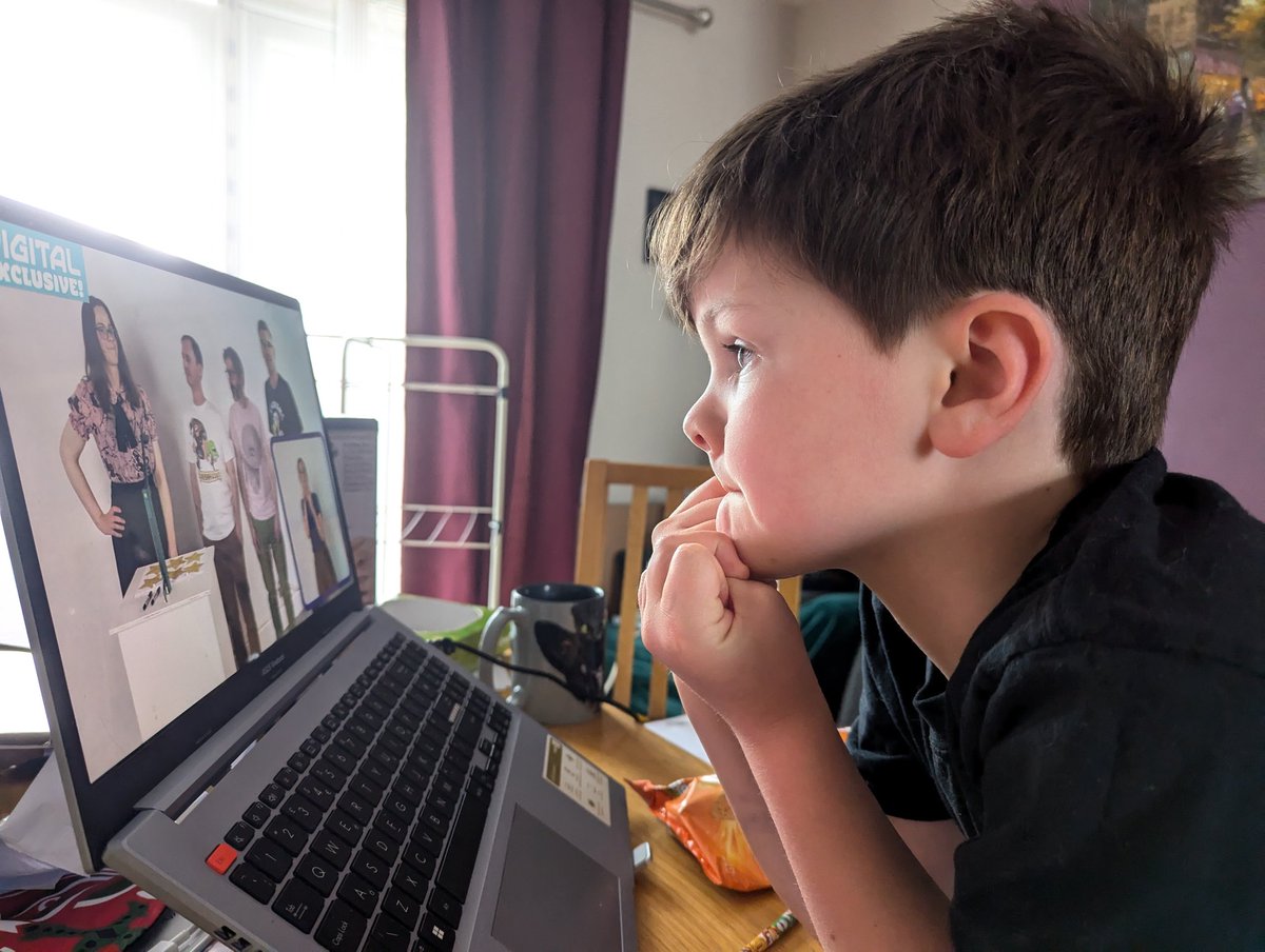 CharleneMcNei11's tweet photo. Absolutely enthralled little man watching #phoenixfest today.  There are little drawings spread all over our table, probably all over the house at this stage.  @phoenixcomicuk you are doing a great job! https://t.co/YU59OVyOq0