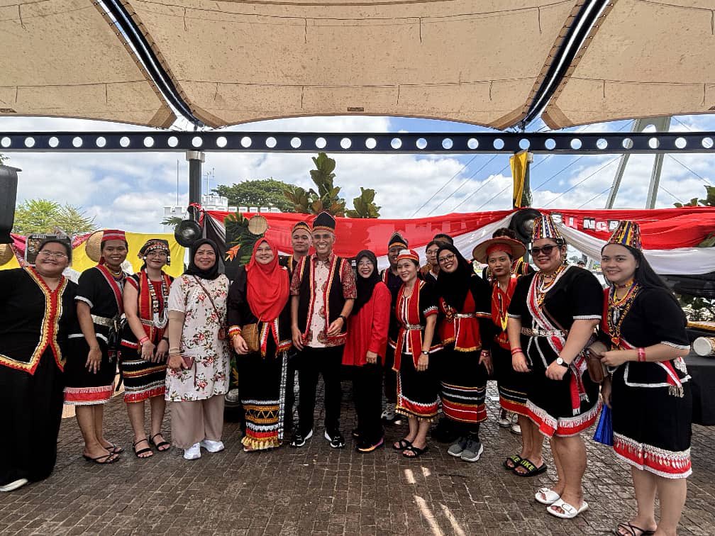 MohdShukriYajid's tweet photo. Amazing showcase of tradition and cultures by @MSUcollege Sarawak and participants at the @MSUmalaysia Sarathnic Festival 2024. Never let our rich heritage go by without us playing our parts to treasure them.  @tvsarawak #MSUsarathnic2024 #MSUsdg https://t.co/SQjuB7rF8r
