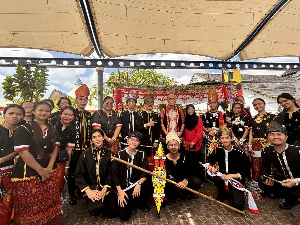 MohdShukriYajid's tweet photo. Amazing showcase of tradition and cultures by @MSUcollege Sarawak and participants at the @MSUmalaysia Sarathnic Festival 2024. Never let our rich heritage go by without us playing our parts to treasure them.  @tvsarawak #MSUsarathnic2024 #MSUsdg https://t.co/SQjuB7rF8r