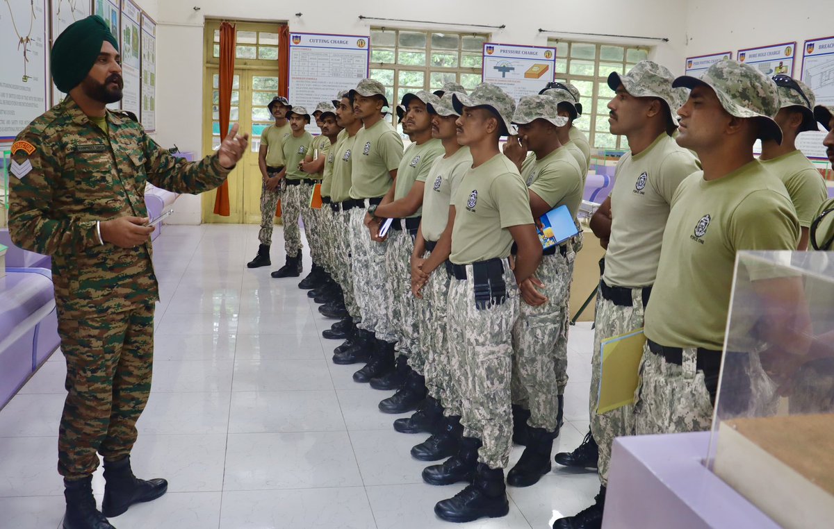 IaSouthern's tweet photo. A team of 30 Force One Commandos, the special unit of the Maharashtra State Police Force, visited the College of Military Engineering (#CME). #Pune. The team received training on various aspects of bomb disposal, handling of IEDs and the use of jammers at CME. This visit marked a significant step in fostering mutual cooperation and sharing expertise, aimed at strengthening interoperability and innovation

#IndianArmy
#ForceOneCammandos
#Jointtraining 
#NationalSecurity 
#MilitaryEngineering 
@adgpi 
@DGPMaharashtra 
@PuneCityPolice