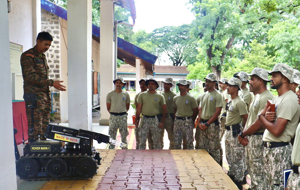 IaSouthern's tweet photo. A team of 30 Force One Commandos, the special unit of the Maharashtra State Police Force, visited the College of Military Engineering (#CME). #Pune. The team received training on various aspects of bomb disposal, handling of IEDs and the use of jammers at CME. This visit marked a significant step in fostering mutual cooperation and sharing expertise, aimed at strengthening interoperability and innovation

#IndianArmy
#ForceOneCammandos
#Jointtraining 
#NationalSecurity 
#MilitaryEngineering 
@adgpi 
@DGPMaharashtra 
@PuneCityPolice