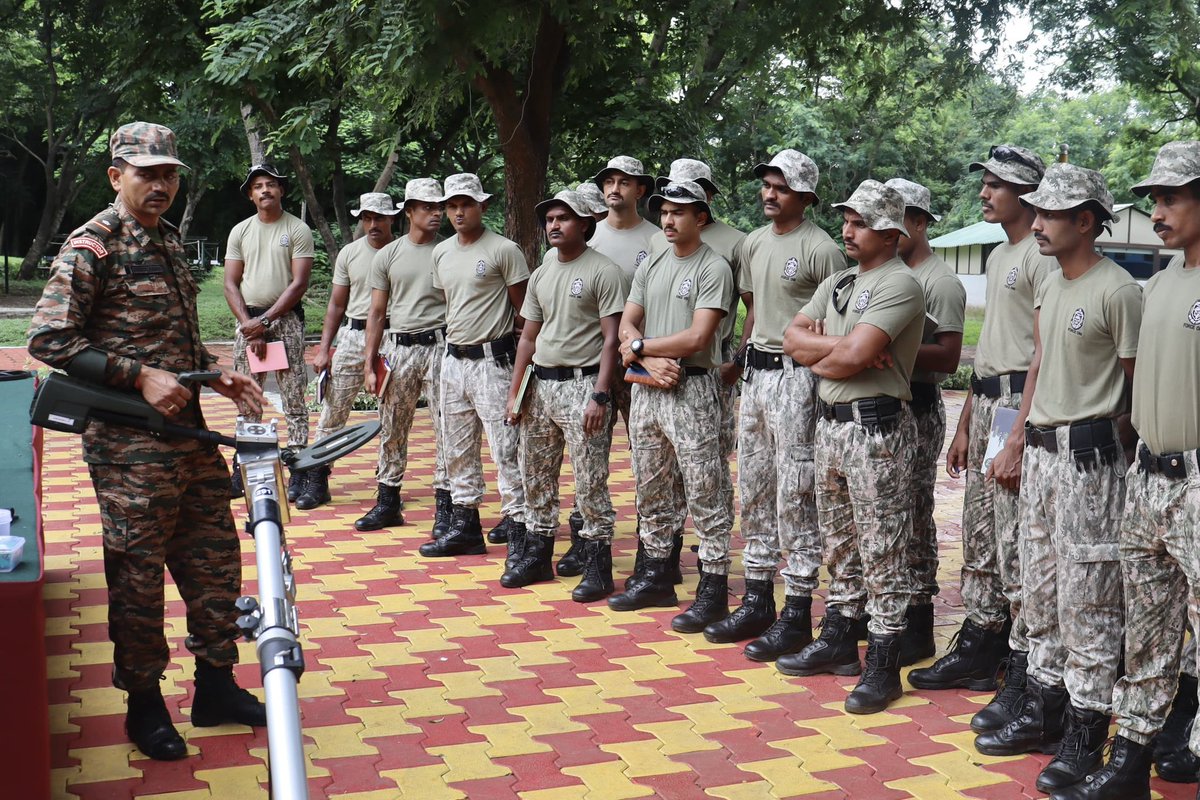 IaSouthern's tweet photo. A team of 30 Force One Commandos, the special unit of the Maharashtra State Police Force, visited the College of Military Engineering (#CME). #Pune. The team received training on various aspects of bomb disposal, handling of IEDs and the use of jammers at CME. This visit marked a significant step in fostering mutual cooperation and sharing expertise, aimed at strengthening interoperability and innovation

#IndianArmy
#ForceOneCammandos
#Jointtraining 
#NationalSecurity 
#MilitaryEngineering 
@adgpi 
@DGPMaharashtra 
@PuneCityPolice