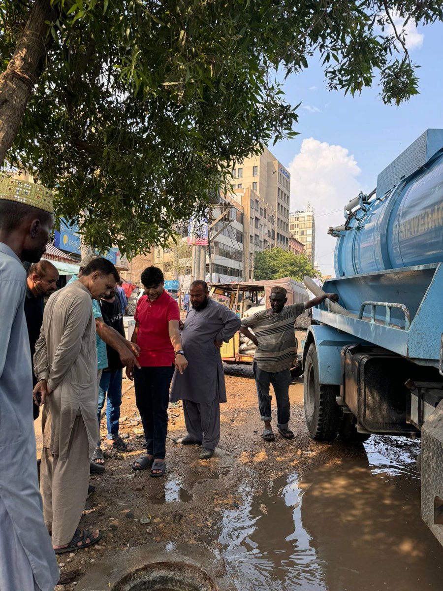 MSdepttKMC's tweet photo. سینئر ڈائریکٹر میونسپل سروسز، ذوالفقار علی ابڑو نے کراچی ضلع جنوبی کا دروہ کیا اور مون سون سیزن کی برسات ہونے کے بعد برساتی پانی کے نکاسی آب کے نظام کا جائزہ لیا اور سینئر ڈائریکٹر نے کہا ہے کہ بارش ہونے کےبعد ضلع کی تمام بڑی شاہراہیں اور راستے مکمل طور پر ٹریفک کے لیے کلیئر ہیں۔ https://t.co/6qpsfapmki