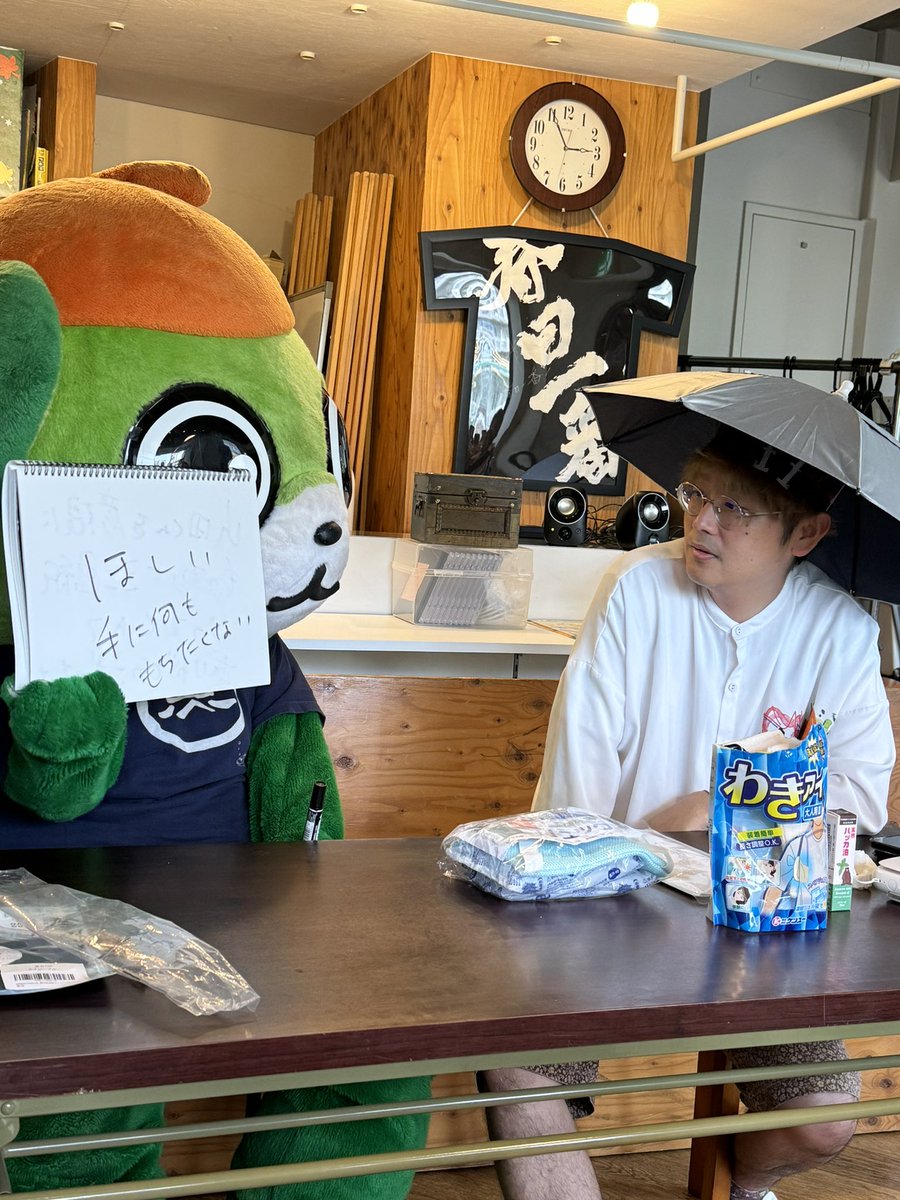 yo_tan's tweet photo. かんちゃんが正しい被り方をしてるのを見て、手に何も持ちたくないイッちゃんは欲しいとのことw
#大崎さんと暑い初夏 #大崎一番太郎project30 #ride16 https://t.co/KddfHcgC9g