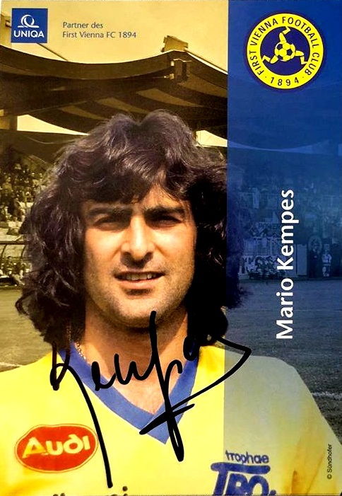 NDGDKempes's tweet photo. #KempesEnAustria 🇦🇹
#Kempes en el First Vienna Football Club 1894 (86-87)
«El Matador» Kempes jugó 20 partidos y anotó 7 goles con el #FirstVienna en apenas un año y medio, aunque se ganó el cariño eterno de sus aficionados. 🇦🇹⬇️ https://t.co/nnqc9XMrc0