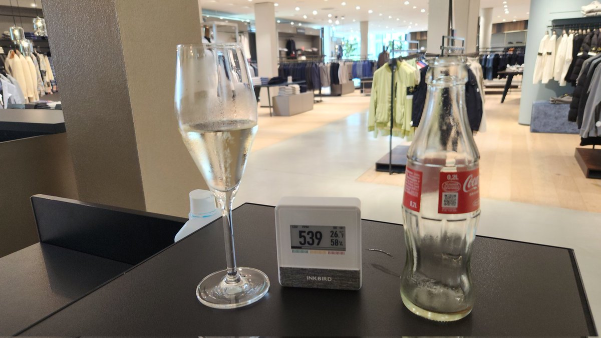 Muenchen1968's tweet photo. Super #saubereLuft im schicken Modehaus #Reischmann in #Ulm👏👏👏
Und als ich mein #cleanair-Lob einer Mitarbeiterin mitgeteilt hatte, wurde ich gleich noch zu einem Glas Prosecco eingeladen 🥂 https://t.co/AQ4XjvMiPg