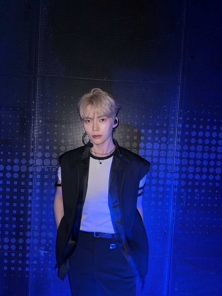 ㅤㅤ
ㅤㅤImmersed in the electrifying atmosphere, exuding unwavering confidence and undeniable charisma under the luminous glow. Every glance speaks volumes, every movement is a symphony of style and elegance.ㅤㅤ