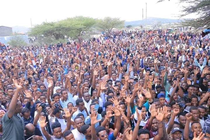 Ehelsan_Saleban's tweet photo. The Awdal struggle in action clearly indicates the following:
1. The Memorandum of Understanding (MoU) is null and void.
2. The absence of the Somaliland flag signifies Awdal's refusal to acknowledge the secessionist regime.
3. Musa Bihi only represents his clan, Isaaq-land.
4. Let's not be mistaken. This display of strength and solidarity is just the lull before the storm.
H.H. Mohamed Abiib must not underestimate Awdal's deep-rooted desire for Somalinimo and Somali unity. 
 @UNHumanRights @StateDept @SFRCdems
@hrw @Reuters @POTUS @SecBlinken @StateDeptSpox @SenateDems @SenateGOP @EU_Commission @Europarl_EN  @AFP @ICRC @UN_HRC   @US2SOMALIA @HassanSMohamud @HamzaAbdiBarre @TheVillaSomalia @AhmedMoFiqi @MohamedAbibMP @musebiihi @MikeHammerUSA @EUSR_Weber @AbiyAhmedAli