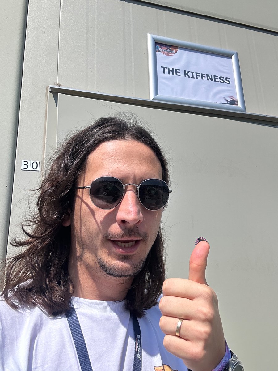 3 years ago I was in my room remixing people &amp; cats from the internet &amp; put them on YouTube.

This evening I'm playing those songs live in my first major international festival in Germany!

The internet is kiff! ✨