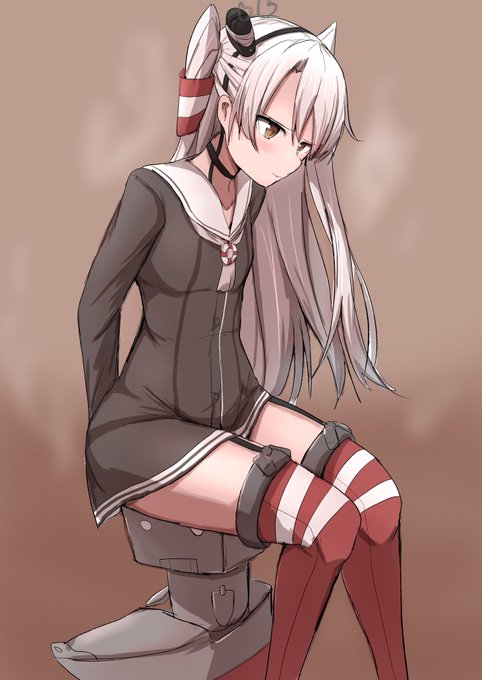 お題の砲塔を真上に向けた連装砲くんの頭の上に横向きに跨って座り頭から大量のハートマークを出しながら感じてる天津風ちゃんです。 