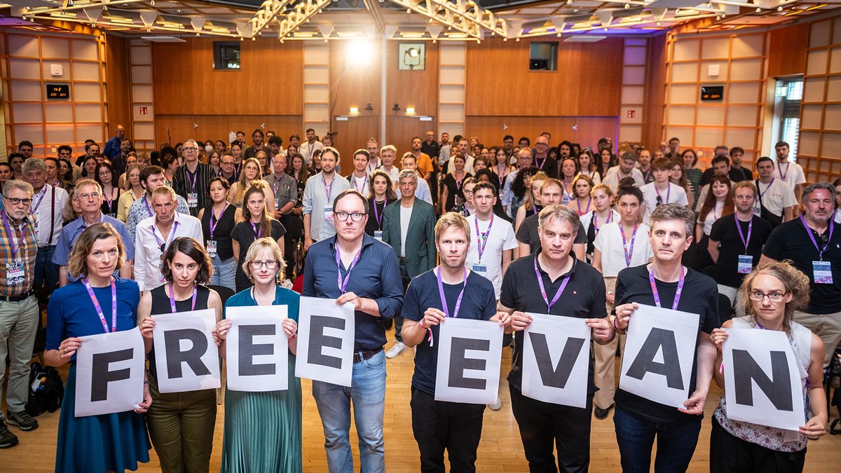 +++Erklärung von Netzwerk Recherche zur Verurteilung von Evan Gershkovich am 19. Juli+++
[1/3]
Mit großer Erschütterung haben die mehr als 900 Teilnehmenden der Jahreskonferenz der Journalistenvereinigung Netzwerk Recherche auf die Verurteilung von Evan Gershkovich reagiert.
