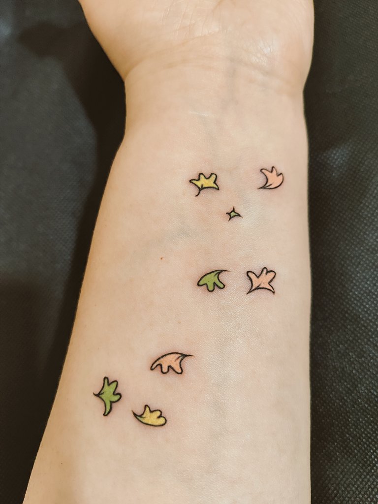 feyheartstopper's tweet photo. Finally got my Heartstopper leaves tattoo 🍂😊
Heartstopper forever and ever on my skin ❤️ https://t.co/K1GinsKuJC