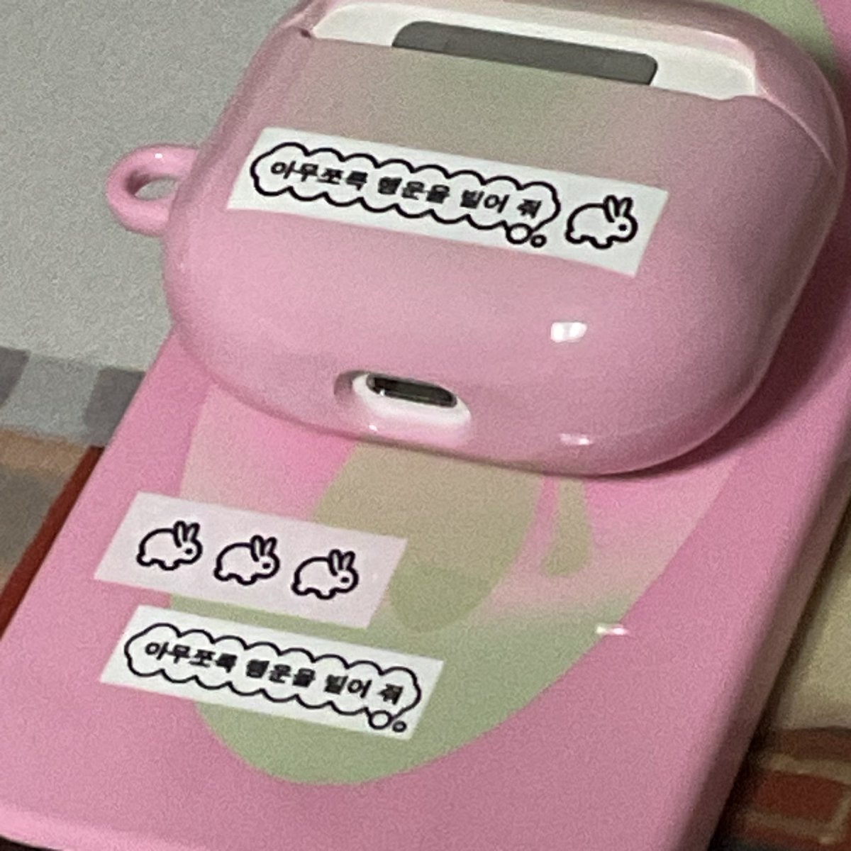 maaandeban's tweet photo. #wtts_case
개노답빨간색폰에서도살아남은코야미케이스...♡
에어팟이랑세트로맞췃더니다섯배더귀여운데
다이소에서천원주고사온키링까지달아주니까
오백배귀여워졋어요
얏호! https://t.co/Yql6d8CWmC
