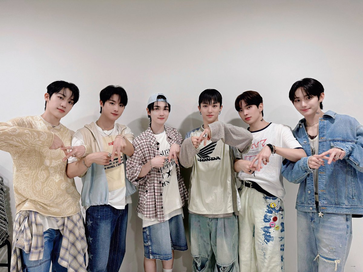 ATBO_ground's tweet photo. [📸]

#보령머드축제 멋있게 완료💙

함께해 준 BOAT들 덕분에
옛뵤는 한여름 밤의 추억 쌓기 대성공✨

#ATBO #에이티비오
#KPOP_SUPER_LIVE https://t.co/zm4zgJJ4ch