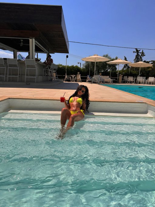 I'm in need of some relaxation in the pool today, if you'd like to join me😍 https://t.co/V9OUNKl1cE