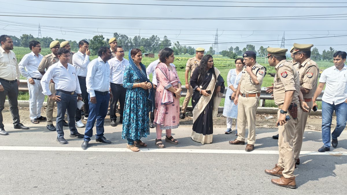 DmHapur's tweet photo. कांवड़ यात्रा के द्रष्टिगत आज मंडलायुक्त महोदया व आईजी महोदय के साथ कांवड़ यात्रा मार्गो का निरीक्षण किया गया। सम्बन्धित अधिकारियो को मार्गो पर सभी व्यवस्थाएं दुरुस्त कराने के निर्देश दिये गए जिससे शिवभक्तों को किसी तरह की परेशनी न हो । @CMOfficeUP @ChiefSecyUP @CommissionerMe3 https://t.co/ntm2Hv7mit