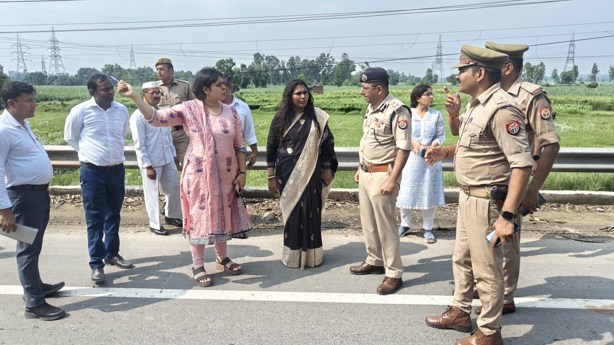 DmHapur's tweet photo. कांवड़ यात्रा के द्रष्टिगत आज मंडलायुक्त महोदया व आईजी महोदय के साथ कांवड़ यात्रा मार्गो का निरीक्षण किया गया। सम्बन्धित अधिकारियो को मार्गो पर सभी व्यवस्थाएं दुरुस्त कराने के निर्देश दिये गए जिससे शिवभक्तों को किसी तरह की परेशनी न हो । @CMOfficeUP @ChiefSecyUP @CommissionerMe3 https://t.co/ntm2Hv7mit
