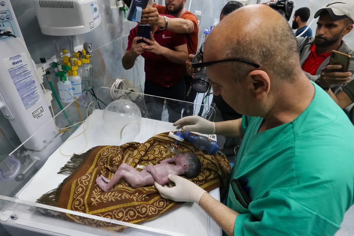 🇵🇸🇮🇱 FLASH | Un miracle en plein désastre : Un bébé a été sauvé du ventre de sa mère palestinienne, tuée par une frappe israélienne. Les médecins ont constaté des battements de cœur et ont pratiqué une césarienne pour extraire le fœtus. La soeur du bébé et le père sont morts.