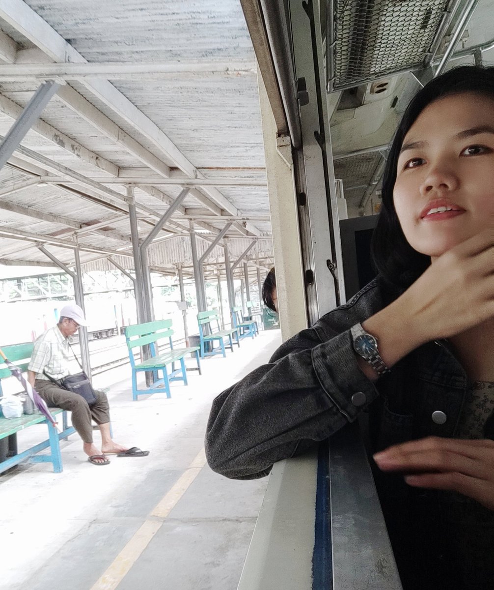 Happiness moment 🚉🌧️🌳🍃