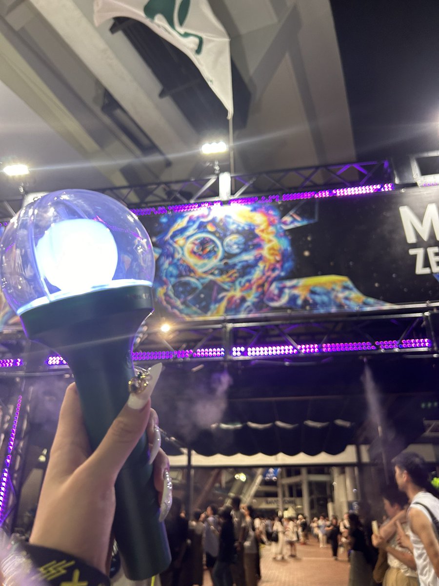 mabuta_no_'s tweet photo. 汗かきまくって髪の毛ボサボサで
ラババンいっぱい付けて手振りずっとして
大声出して��枯れて全力で歌うとこは歌う

何言われようとも今までもこれからも、これが私のライブの楽しみ方だから!!!!!!!!🍏🍏🍏 https://t.co/yQ6H4DzoEN